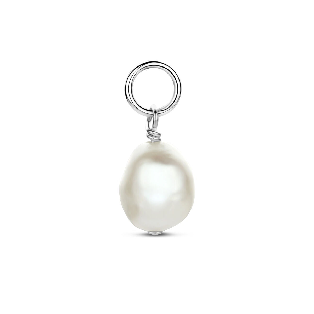 Colgante de plata rodiada con perla blanca en forma irregular.