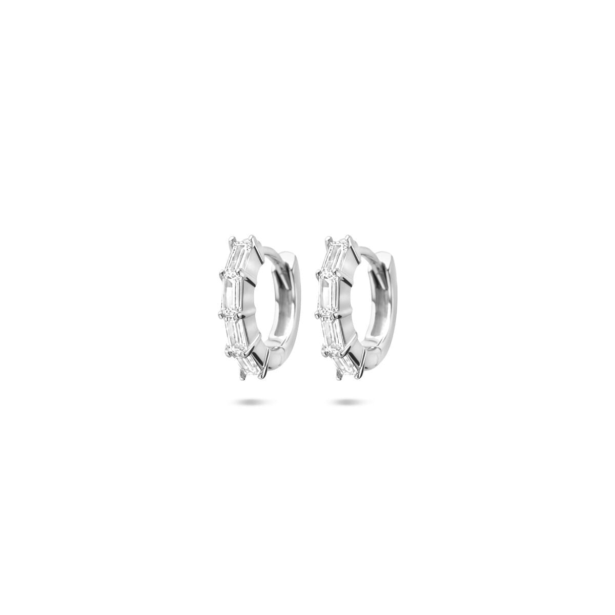 Pendientes de aro de plata rodiada con circonitas.