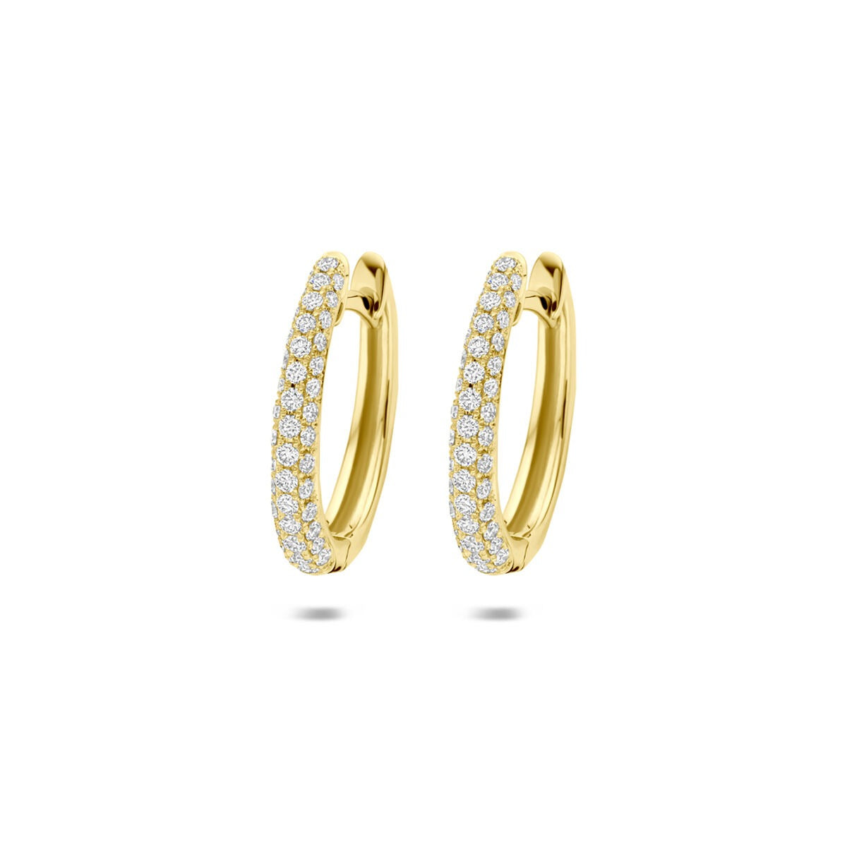 Aros de oro de 14k con diamantes, con un diseño curvado y brillante.