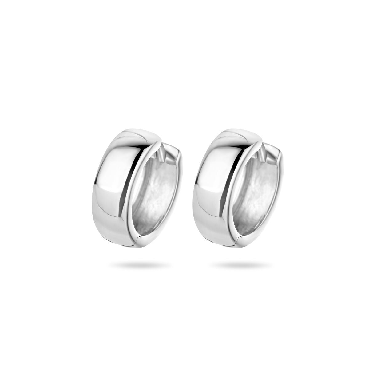 Pendientes de aro plateados con forma tubular y acabado pulido.
