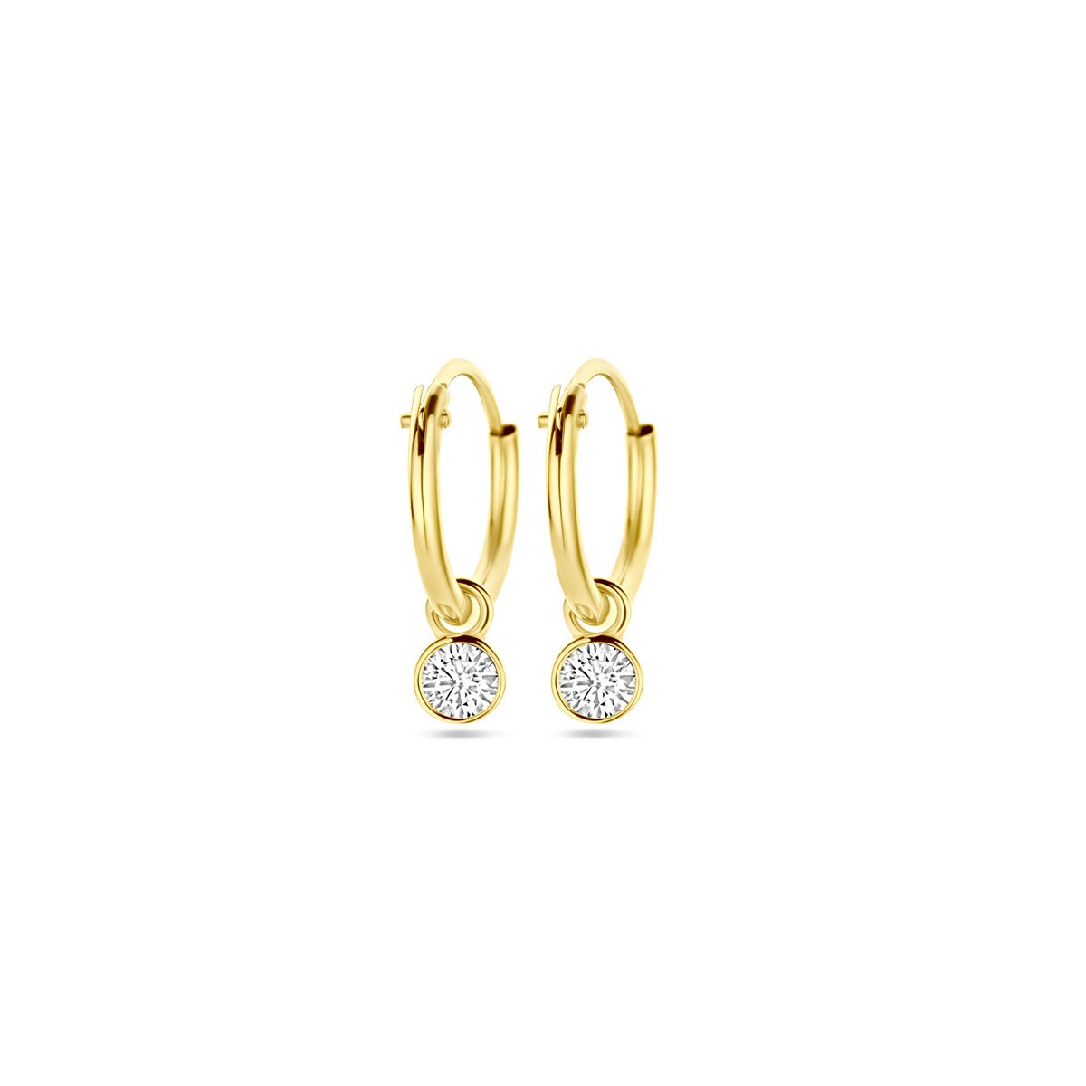 Aros dorados con circonitas en la caja, diseño sencillo y brillante.