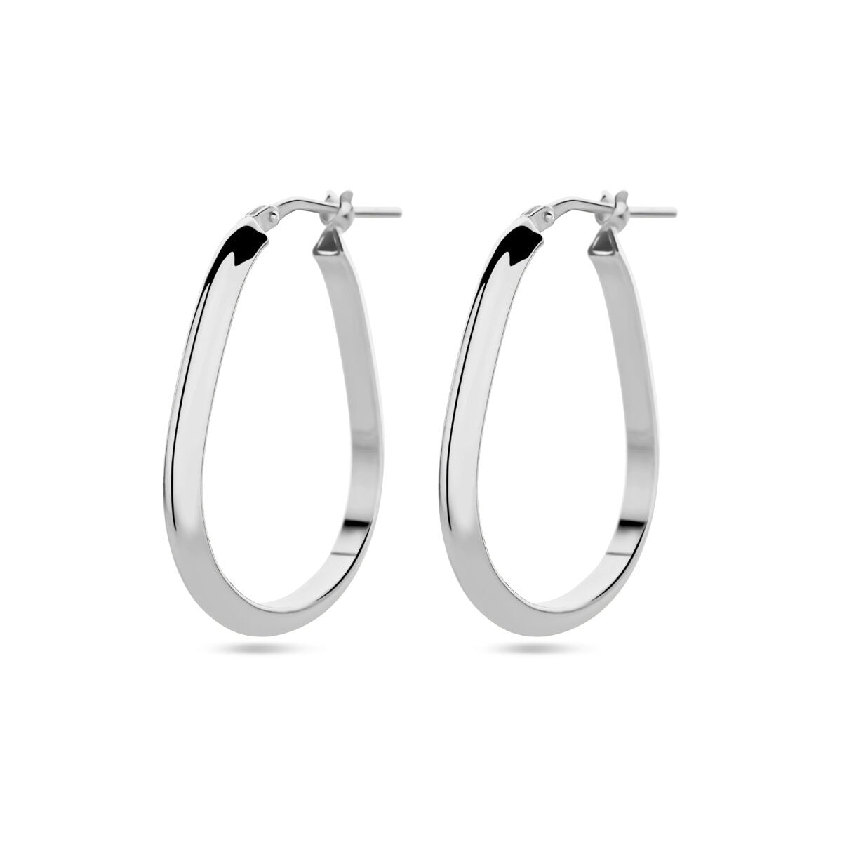 Aros de plata 925 con acabado en rodio, de forma ovalada y superficie pulida.