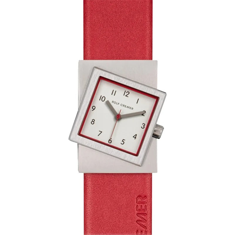 Reloj cuadrado con correa de cuero roja y esfera blanca, números negros y manecillas rojas.