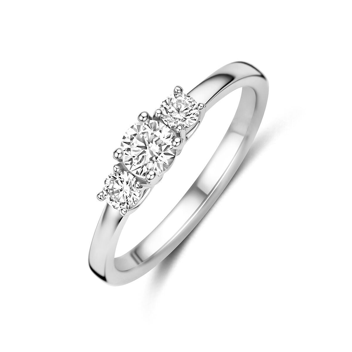 Anillo de plata 925 rodiada con tres circonitas brillantes en la parte frontal.