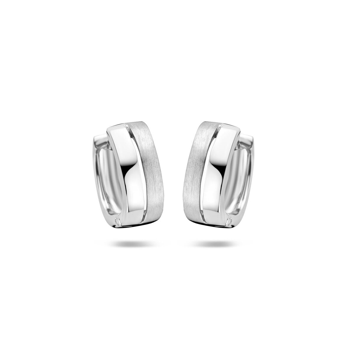 Pendientes de aro de plata rodiada con acabado pulido y mate.
