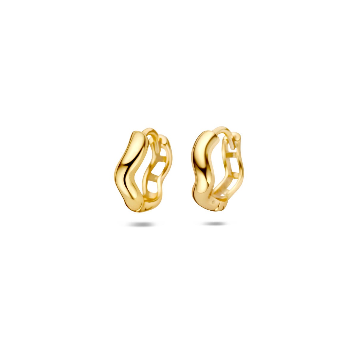 Pendientes de aro dorados de plata 925 con un diseño ondulado y moderno.