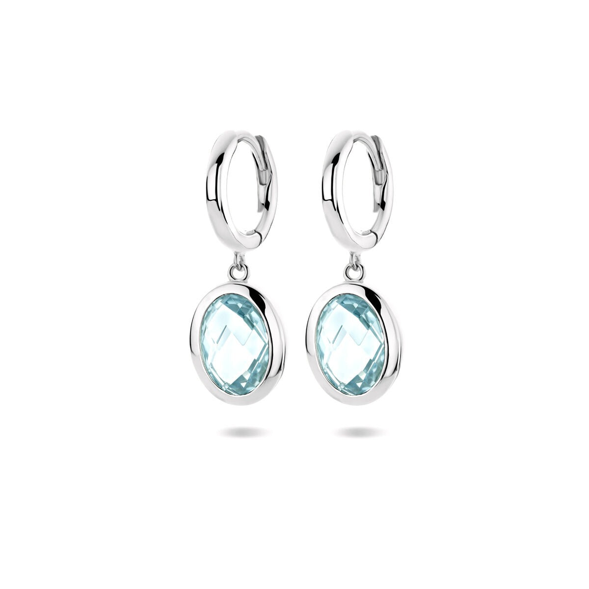Pendientes de aro de plata rodiada con topacio azul cielo, de 26 mm, con un diseño ovalado.