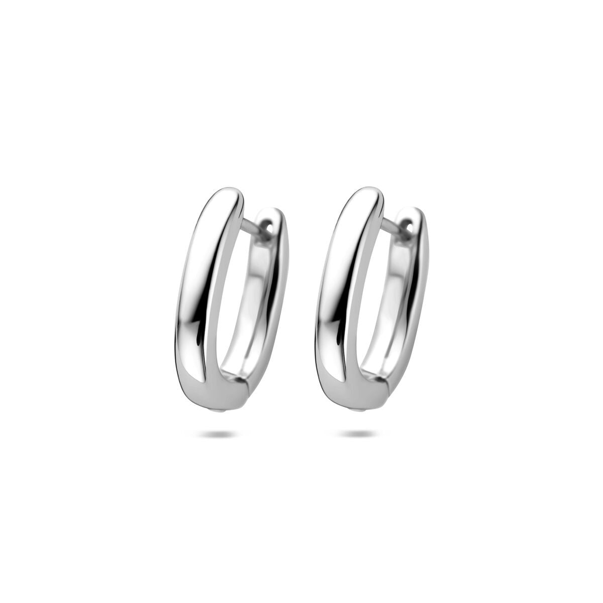Pendientes de aro de plata, con acabado en rodio, en forma ovalada y pulida.