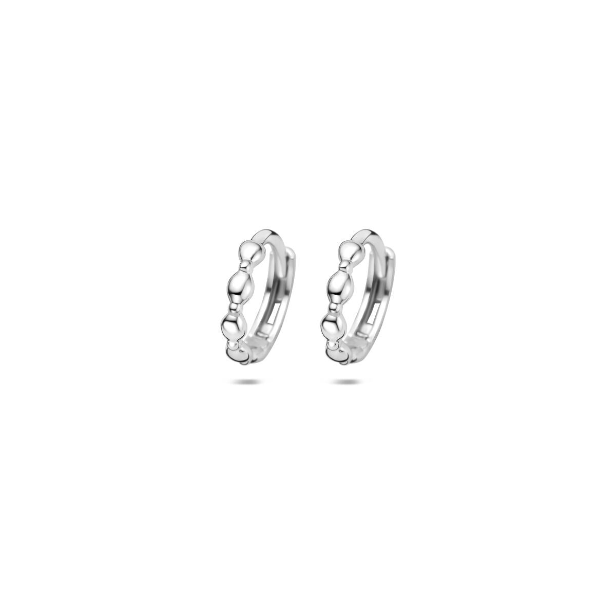 Pendientes de aro de plata 925 con acabado en rodio y detalles redondeados.