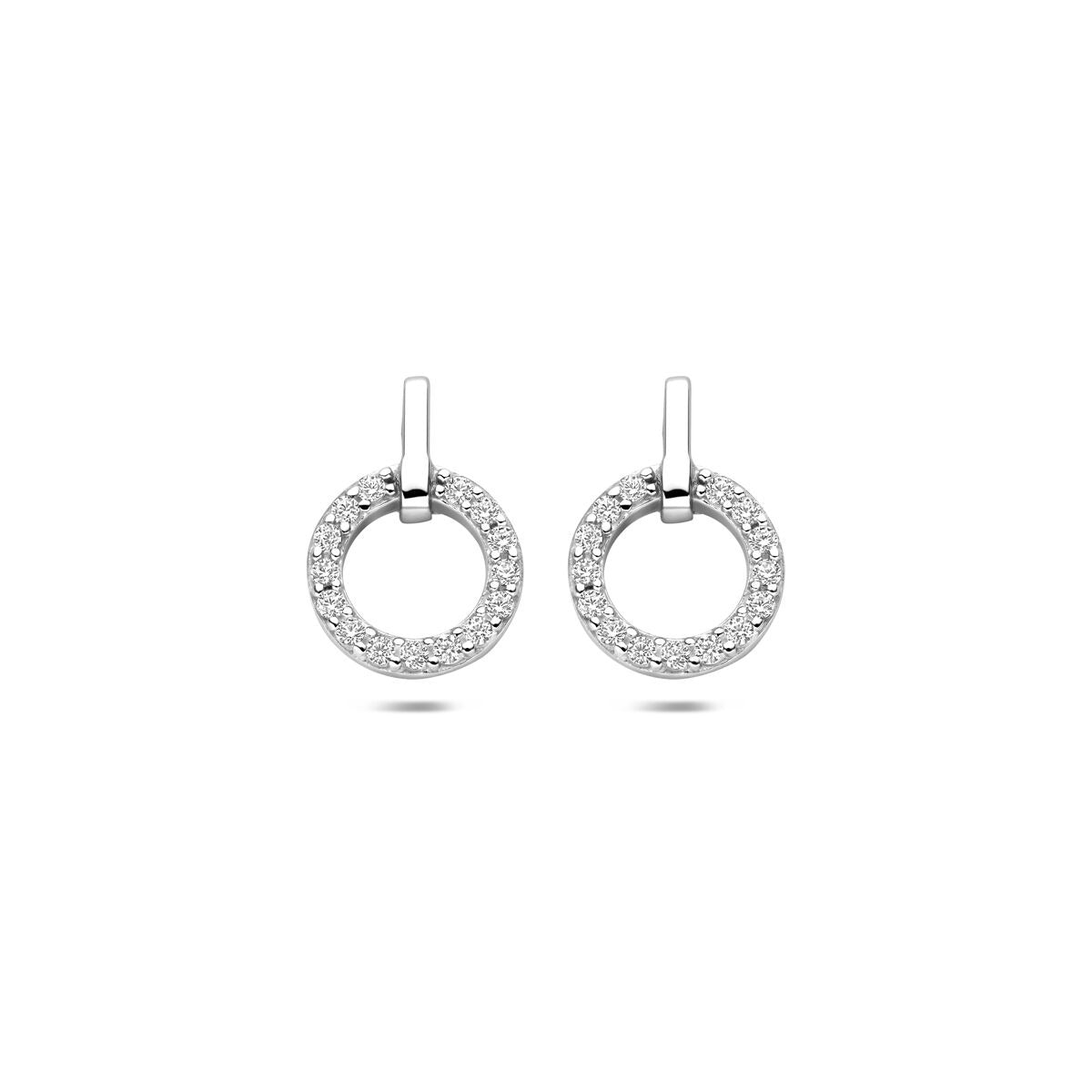 Pendientes de aro plateados con circonitas en un diseño de 13 mm.