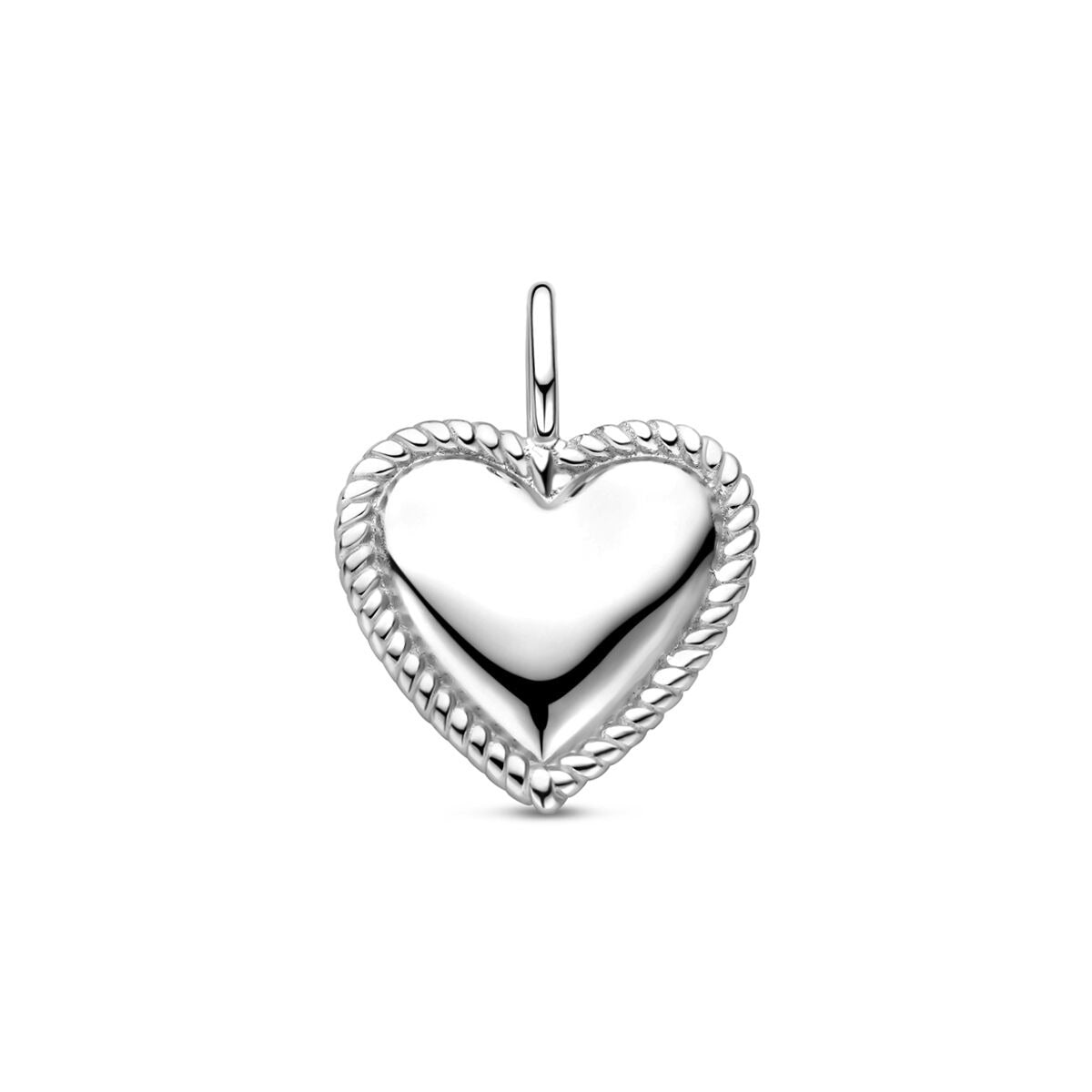 Colgante de corazón plateado con borde trenzado, mide 19,5 mm.