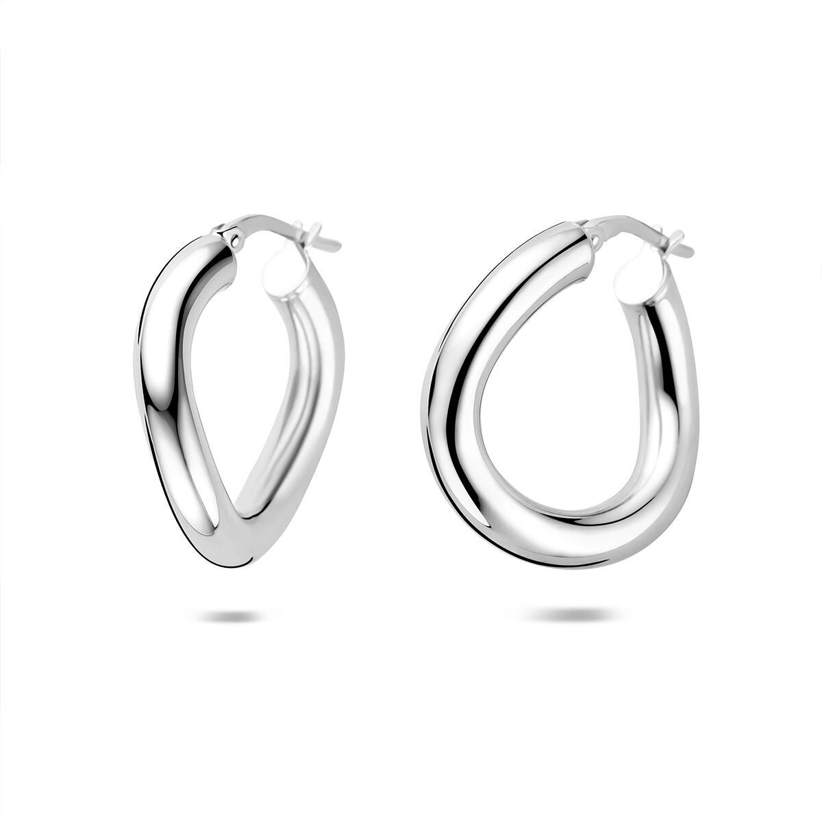 Pendientes de aro de plata rhodiniada en forma de gota, con un acabado brillante.