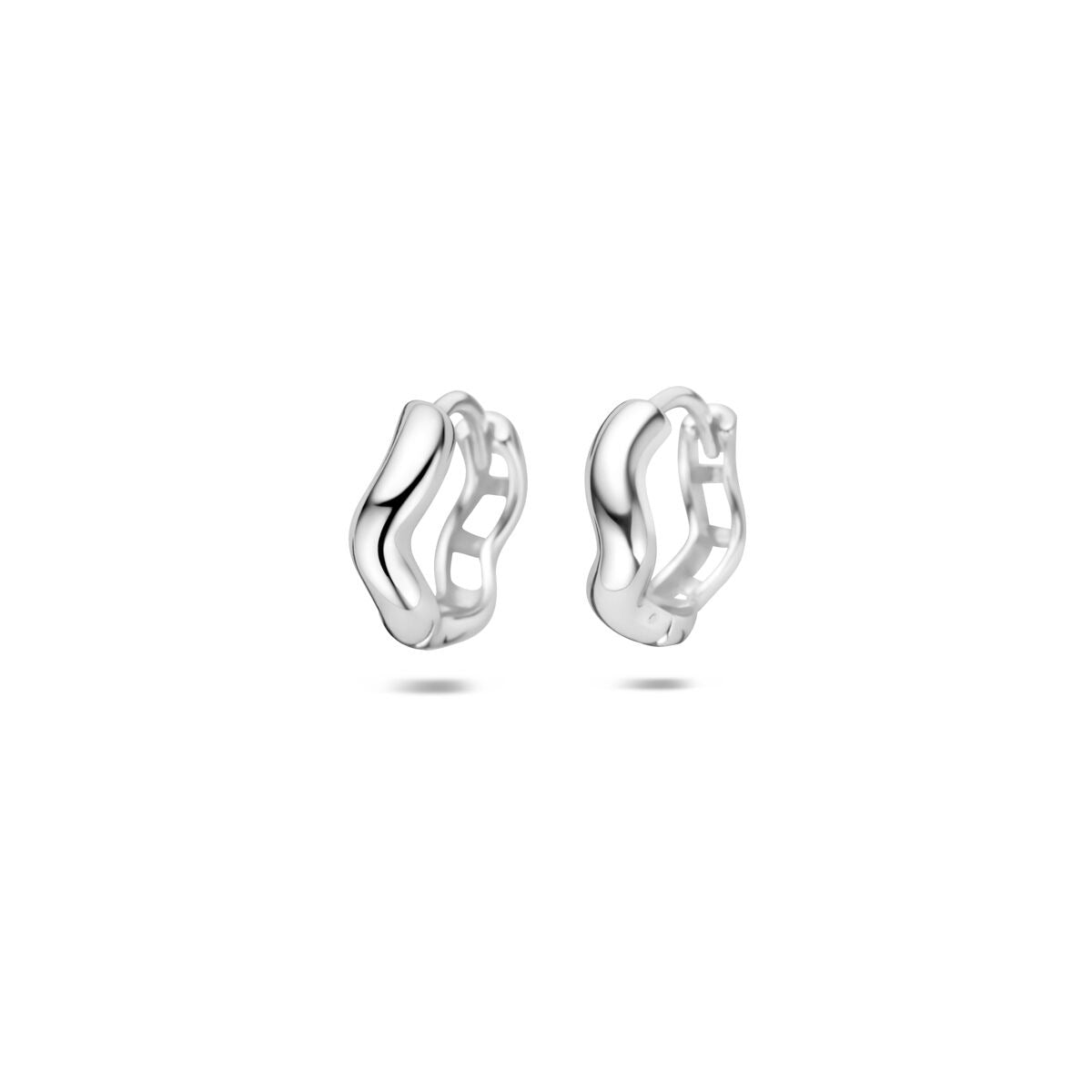 Pendientes de aro de plata rodiada con un diseño ondulado y acabado brillante.