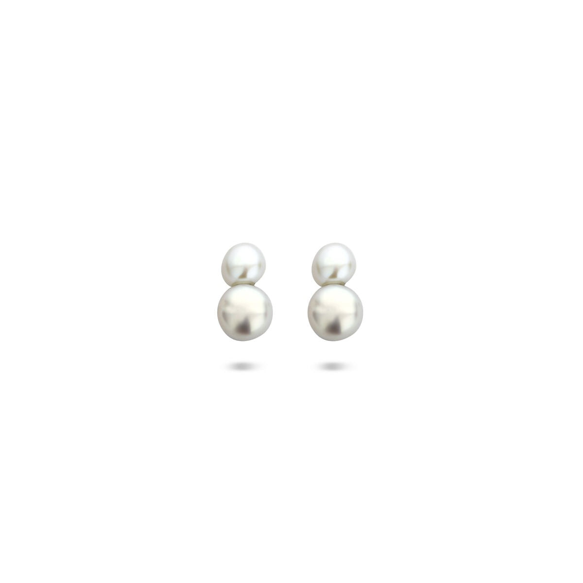 Pendientes de perlas en plata 925 rodiada con dos esferas, una más pequeña y otra más grande.