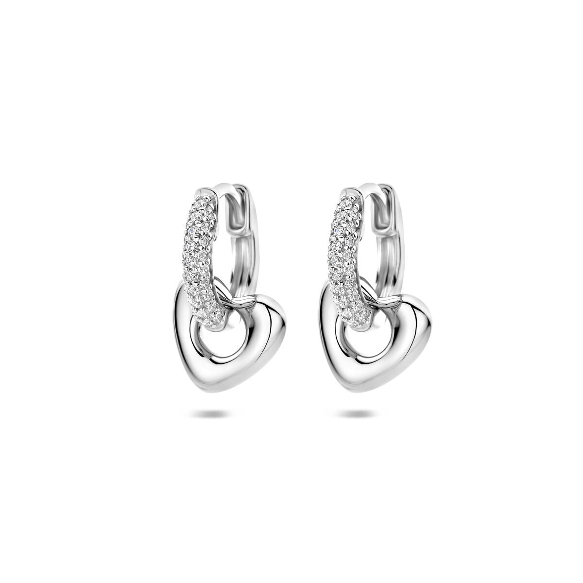 Pendientes de aro plateados con forma de corazón y zirconias, acabado en rodio.