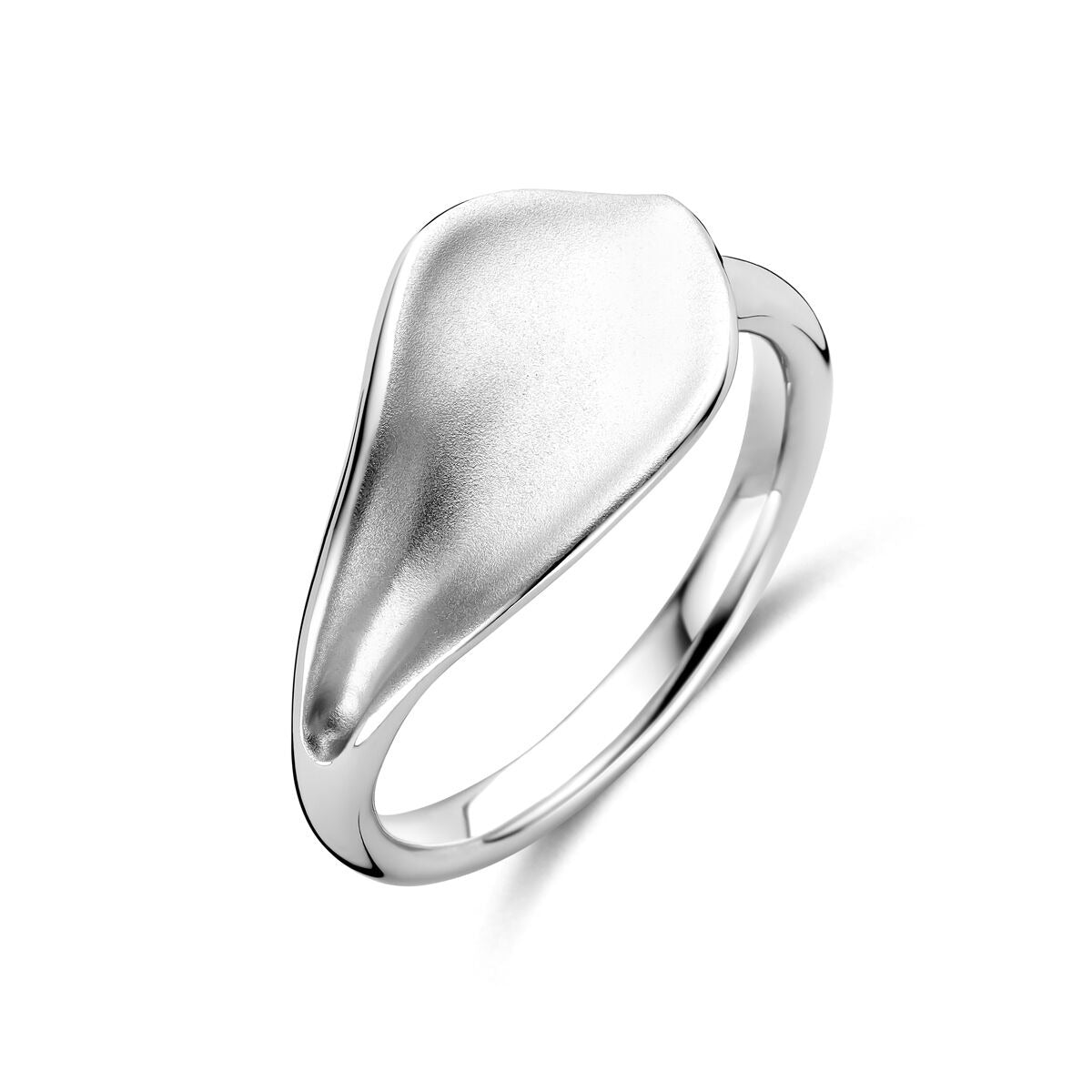 Anillo de plata rodiada para dama, de 10,5 mm de ancho, con acabado mate y forma orgánica.