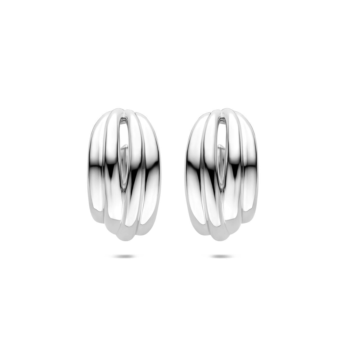 Pendientes de aro de plata rodiada con diseño ondulado y acabado brillante.