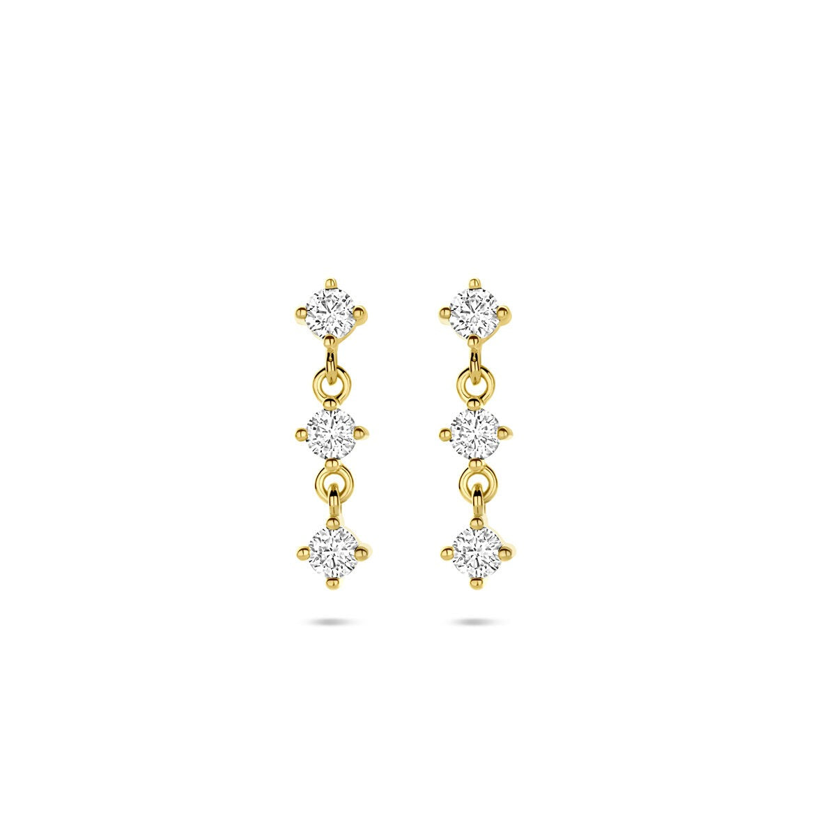Pendientes de oro con circonitas, en diseño de tres piedras brillantes.