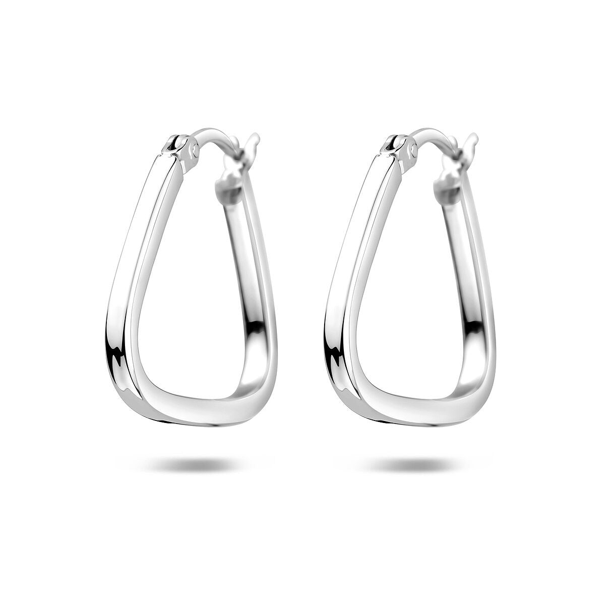 Pendientes de aro plateados con acabado refinado y diseño atemporal.