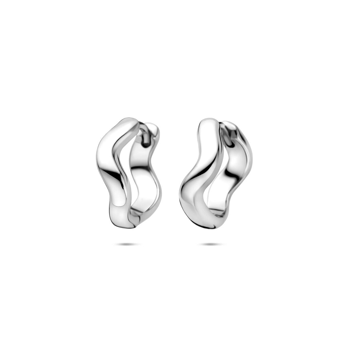 Pendientes de aro de plata rodiada de 15 mm con un diseño ondulado y pulido.