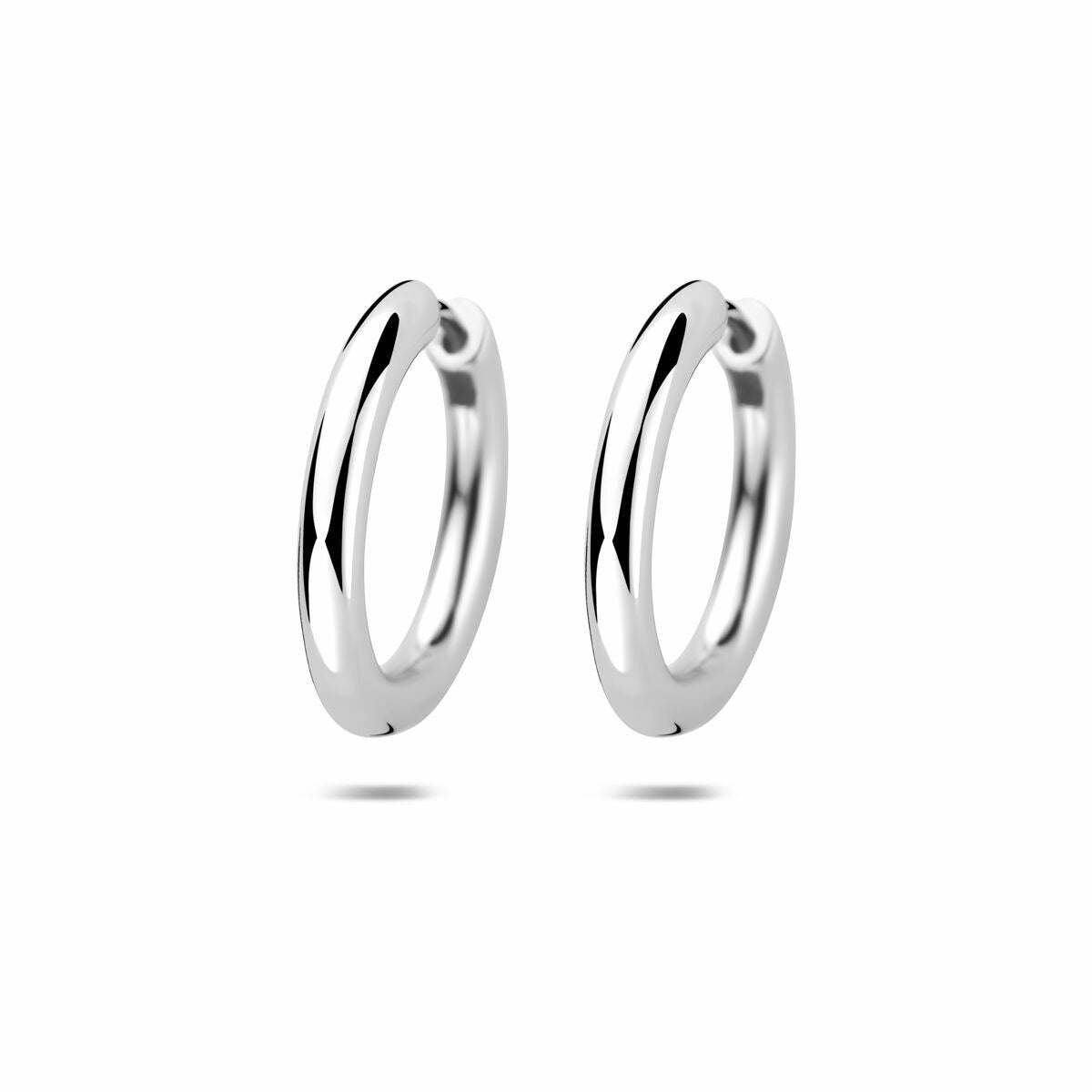 Pendientes de aro plateados, con acabado refinado y diseño delgado.