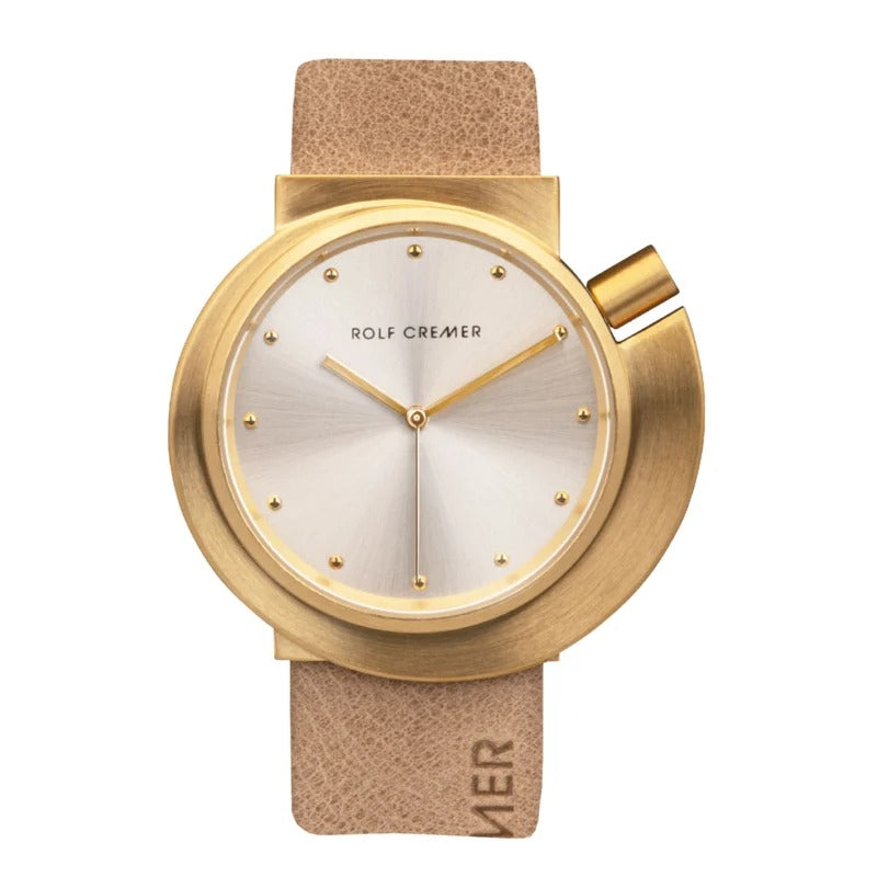 Reloj con caja dorada, esfera plateada y correa de cuero beige.
