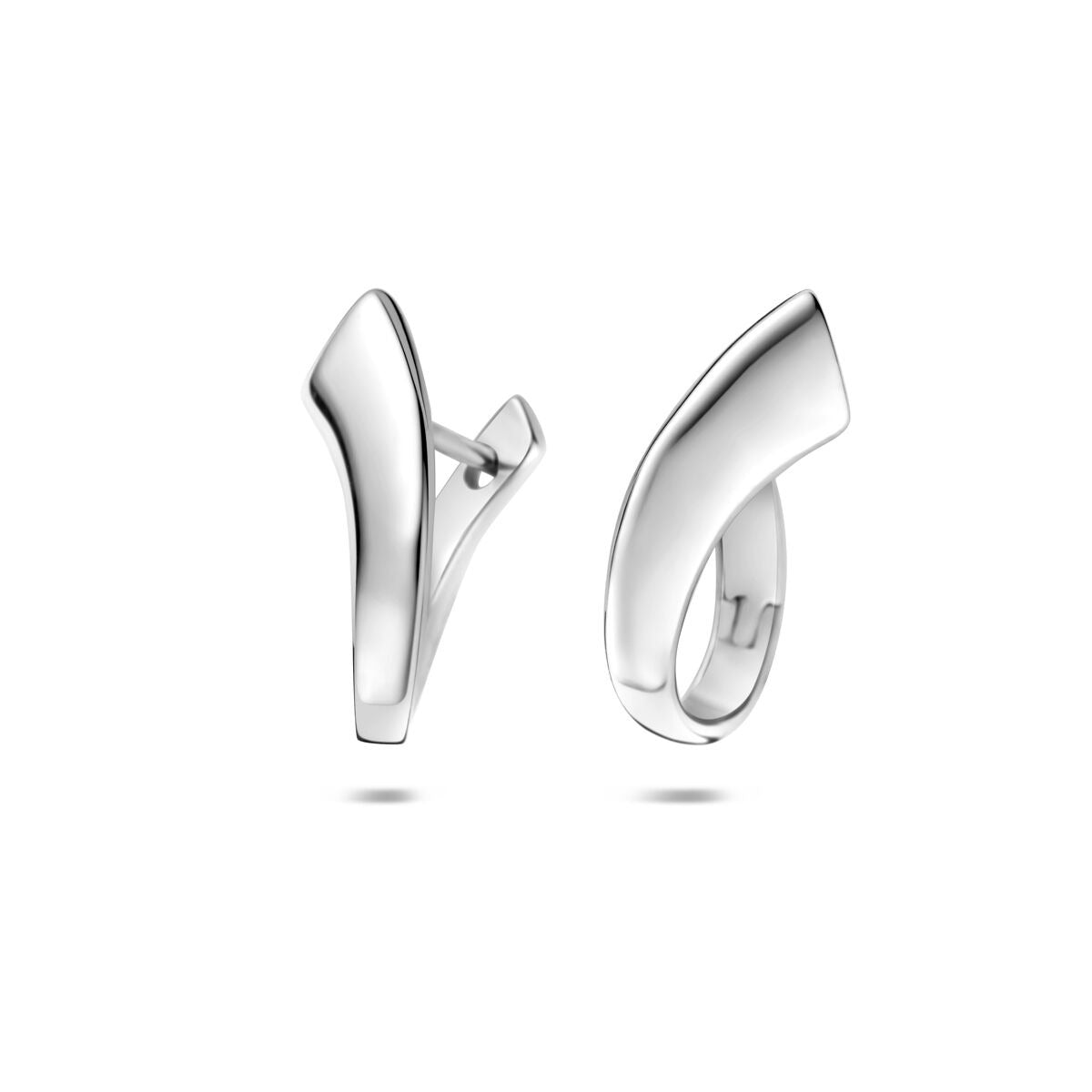 Pendientes de aro de plata 925 rodiada, con un diseño moderno y forma estilizada, de 19 x 8 mm.