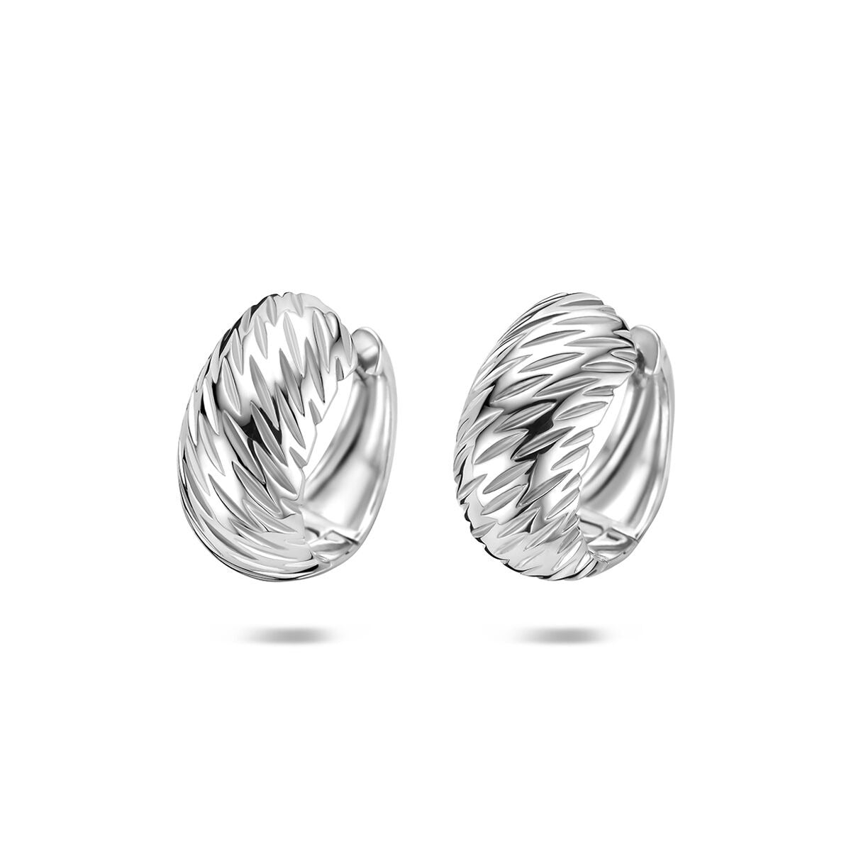 Pendientes de aro de plata 925 con acabado en rodio, con diseño ondulado y brillante.