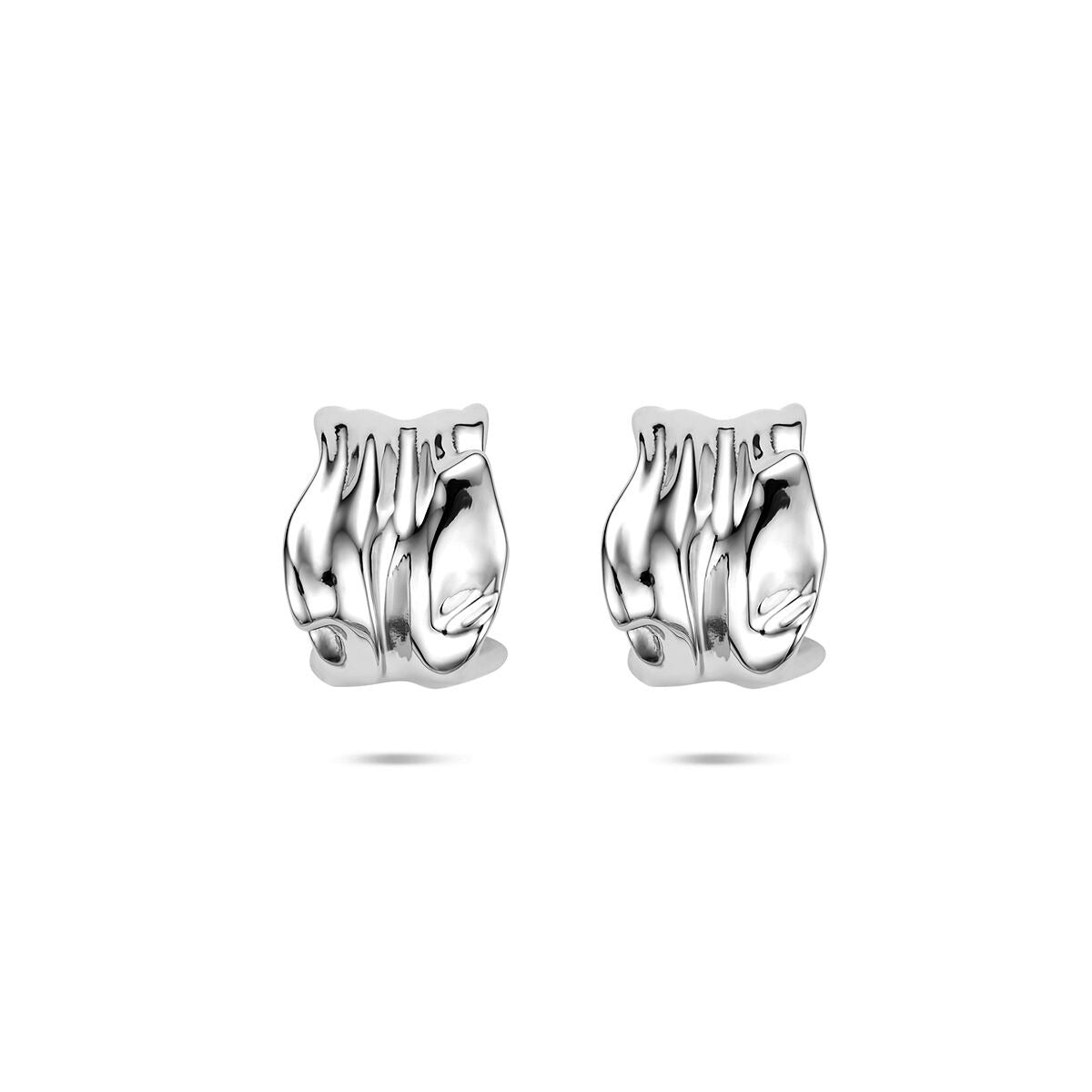 Pendientes de aro de plata, acabado en rodio, con diseño ondulado y brillante.