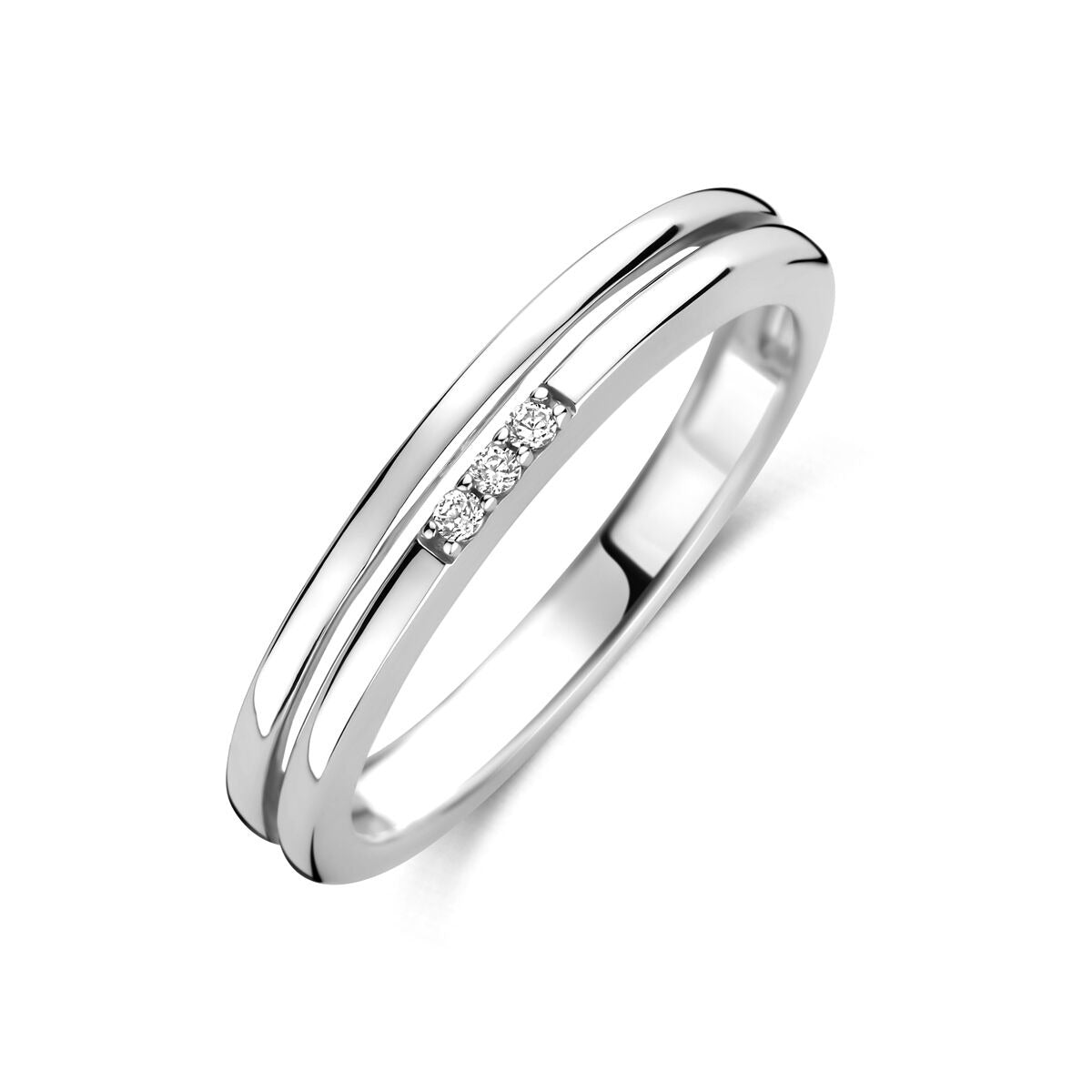 Anillo de plata rodiada 925 con tres circonitas brillantes en el centro.