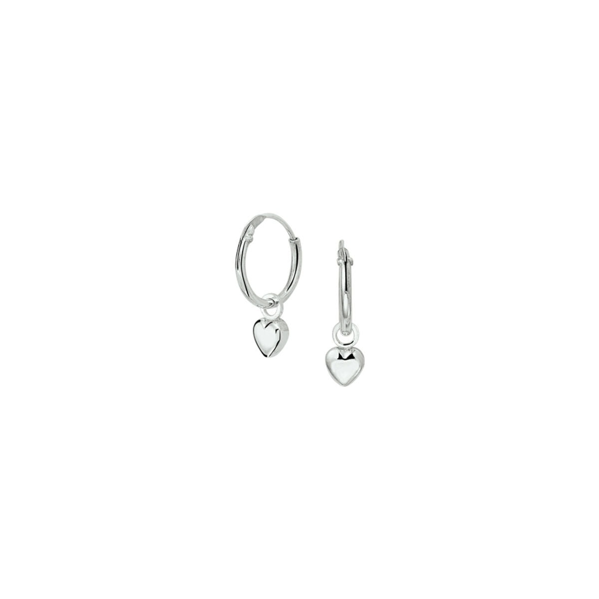 Aros de plata rodiada con colgante en forma de corazón.