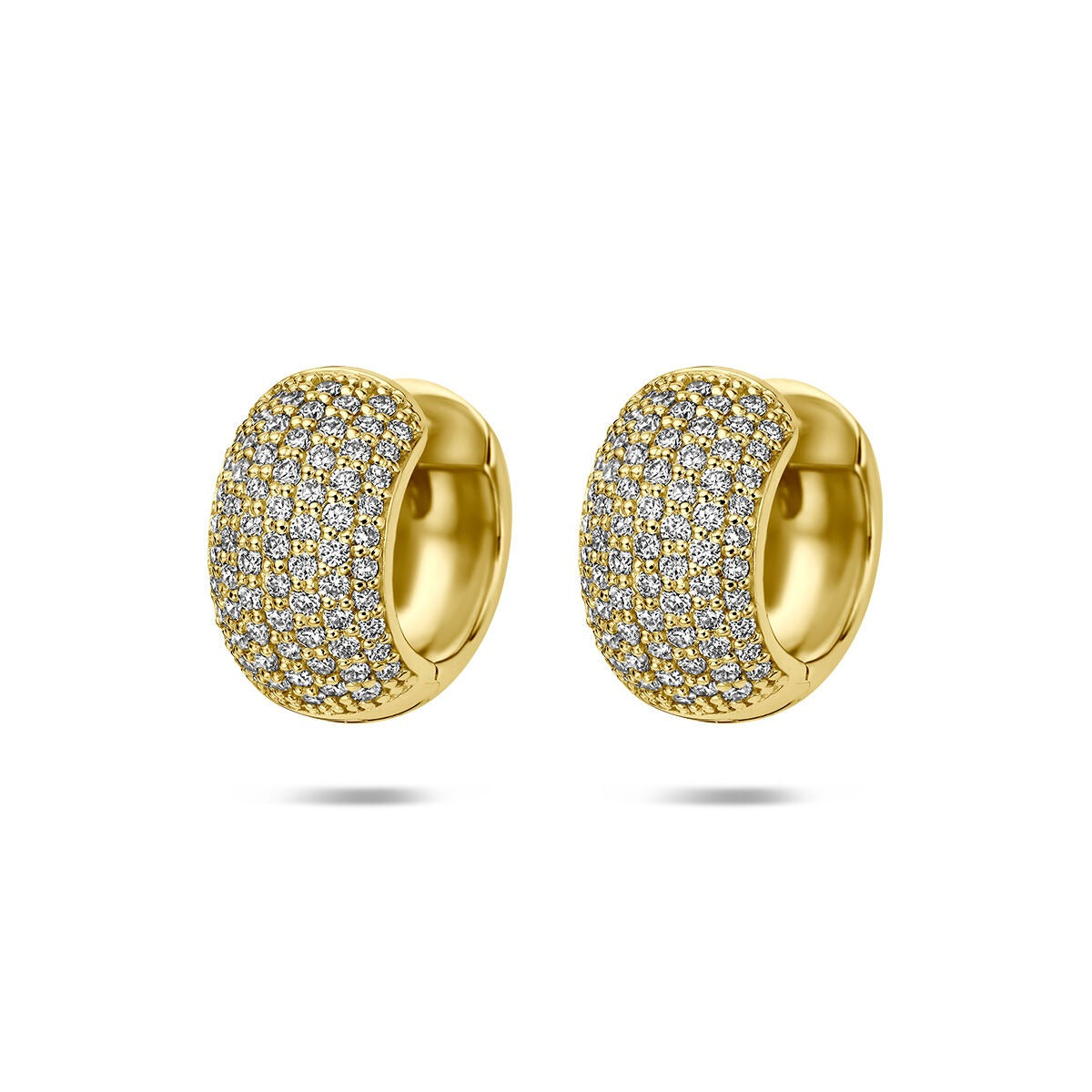 Aros de oro amarillo de 14k con diamantes cultivados en laboratorio, con un diseño pavé brillante.