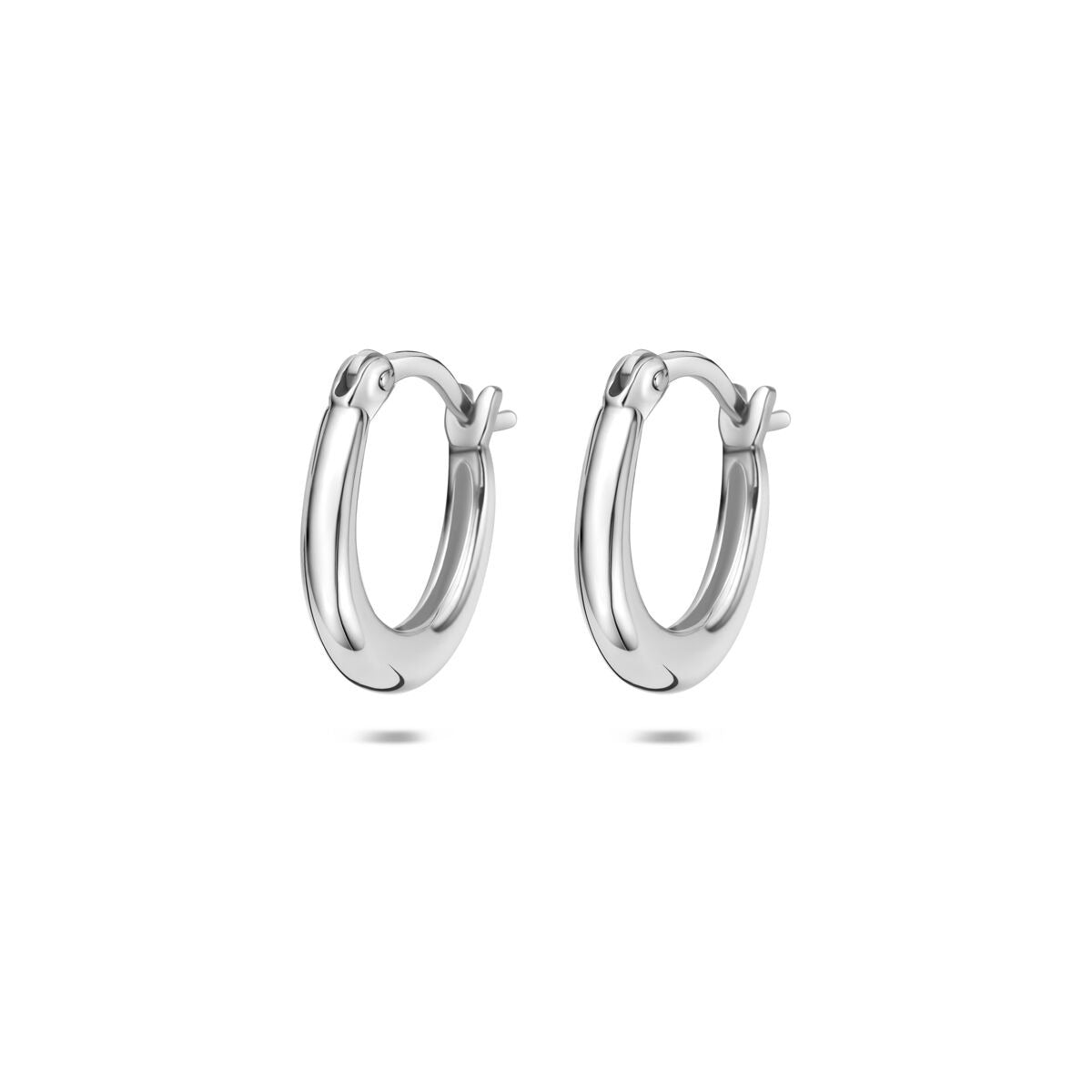 Aros de plata 925 con acabado en rodio, de forma ovalada y cierre de bisagra.