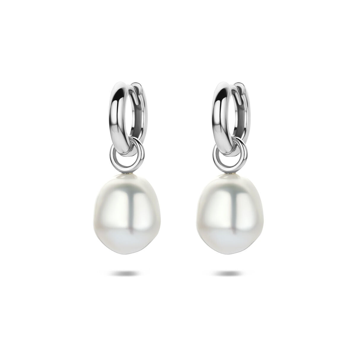 Pendientes de aro de plata rodiada con perlas blancas.