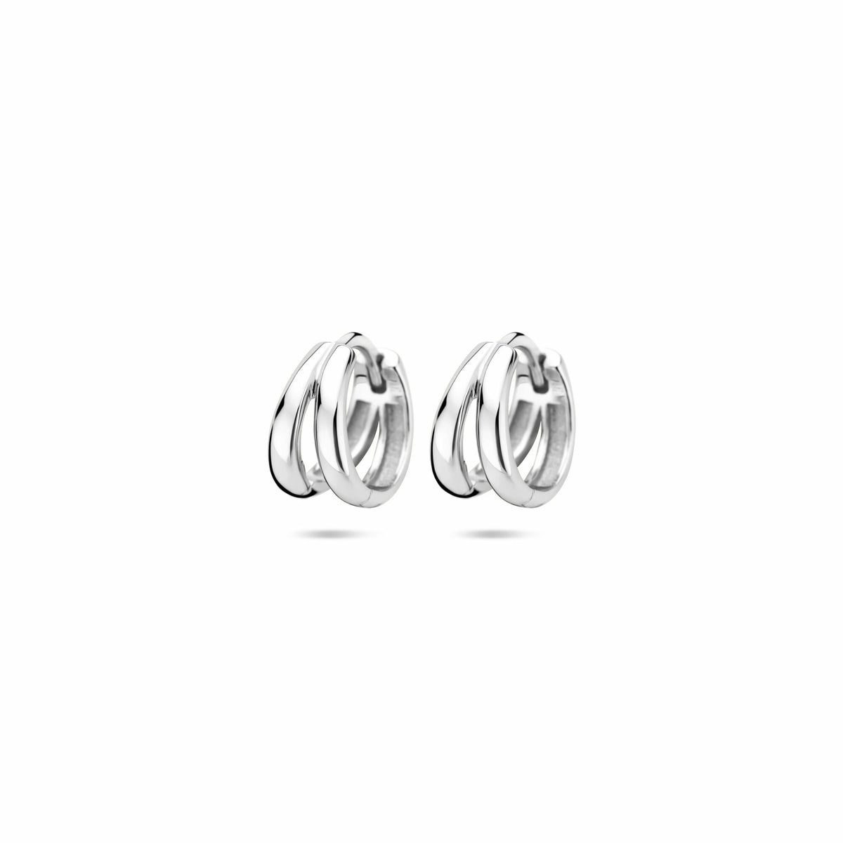 Pendientes de aro de plata, rhodium, con un diseño de tres bandas entrelazadas, 10 x 6 mm.