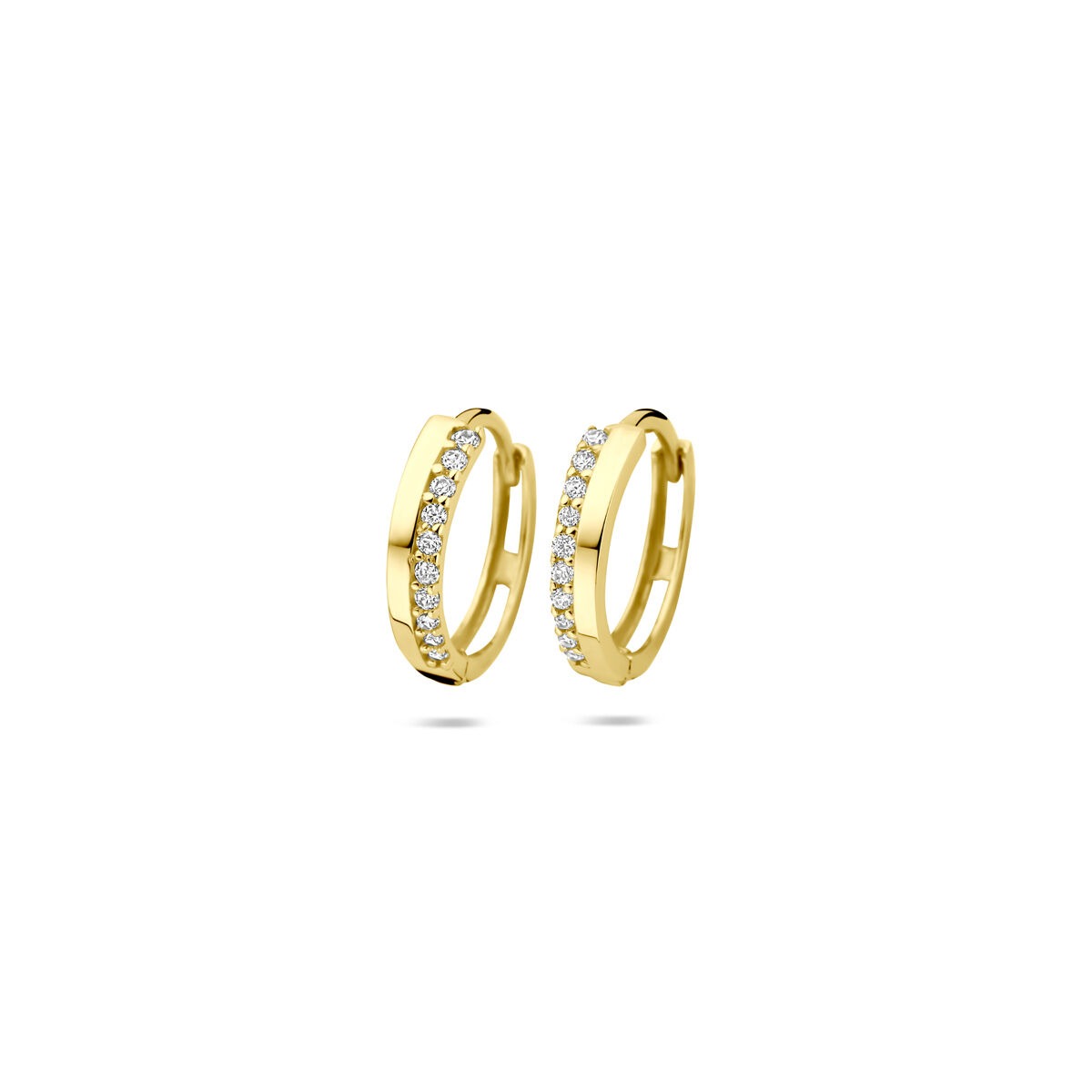 Aros de oro amarillo de 9k con circonitas brillantes en un lado.