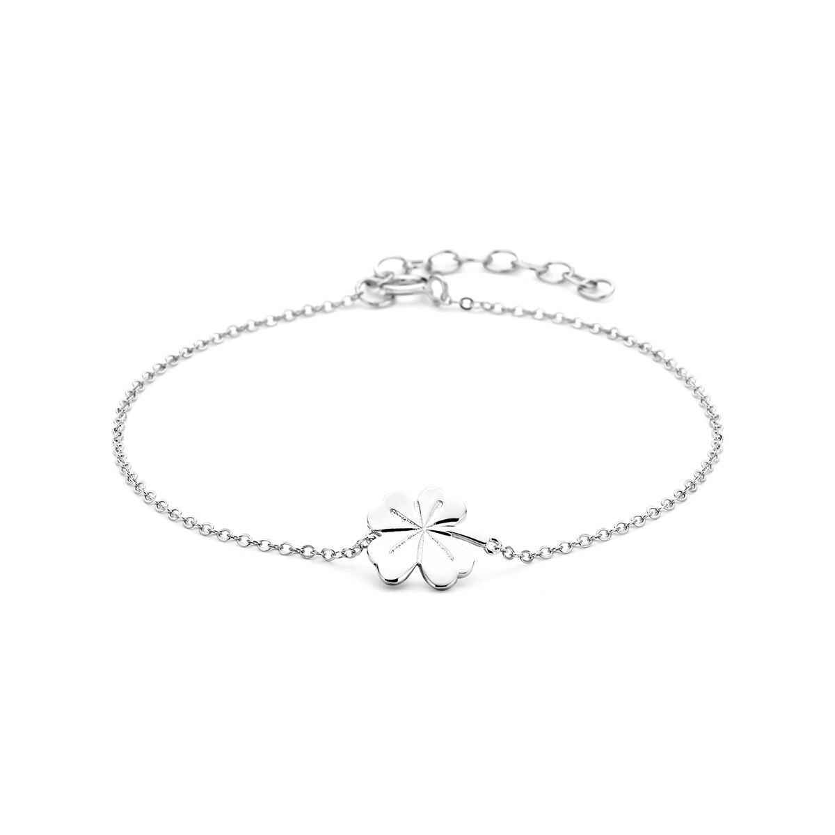 Pulsera de plata rodiada con un charm de trébol en el centro.