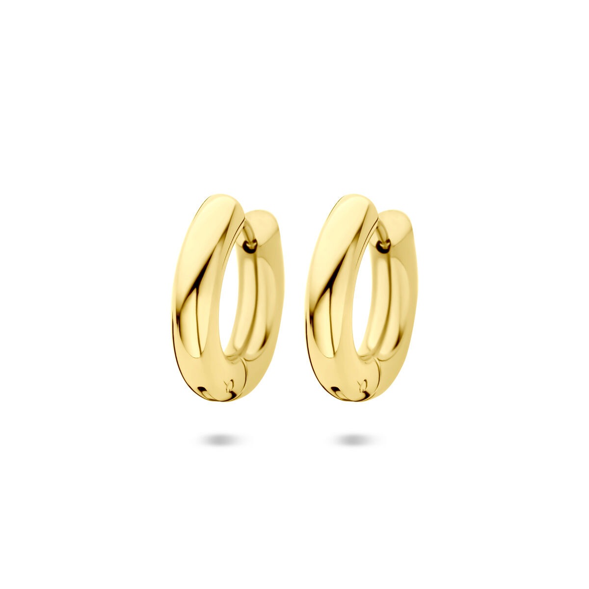 Pendientes de aro dorados de acero, con un diseño moderno y un tamaño de 18x4mm.