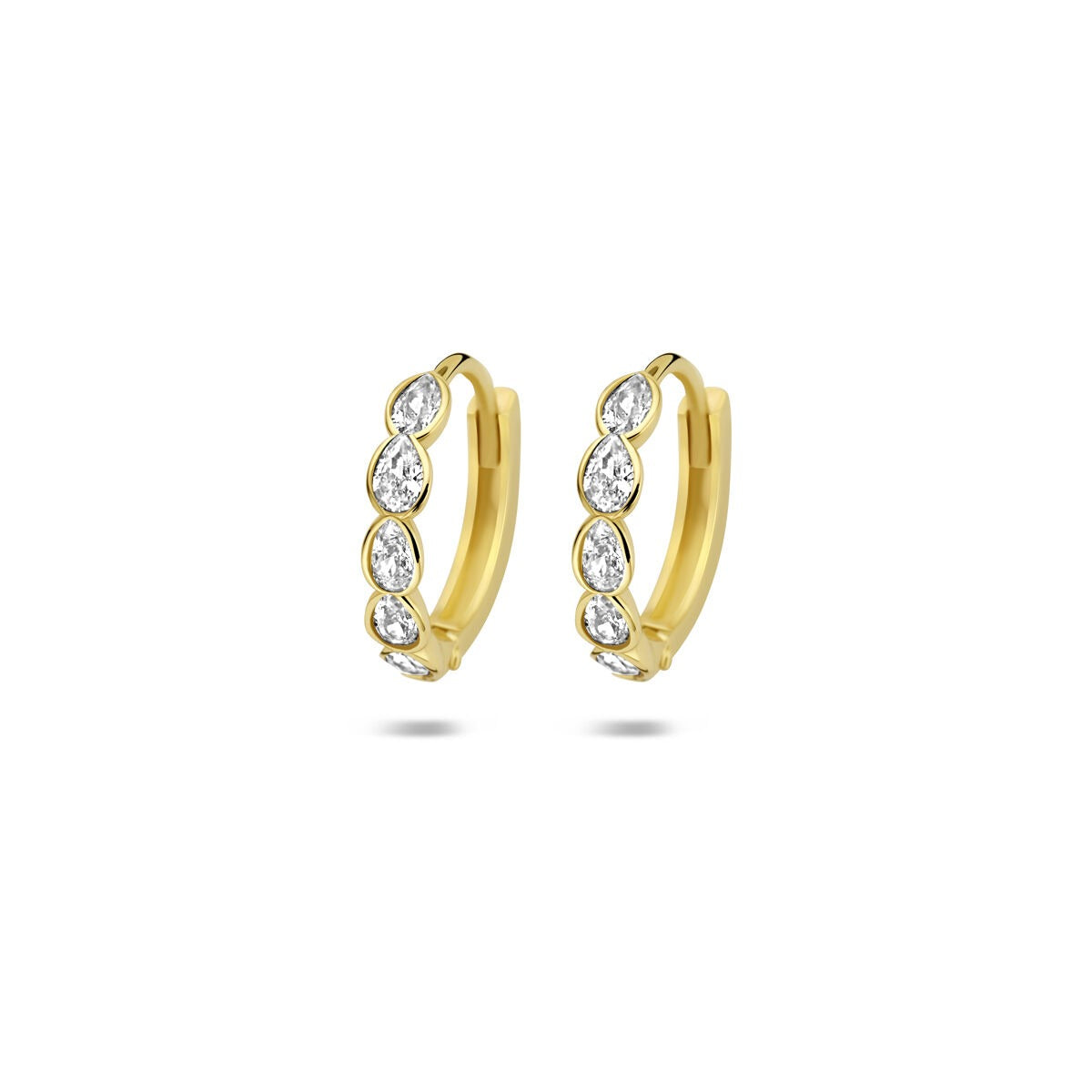 Pendientes de aro de oro amarillo de 9k con circonitas, diseño elegante y sutil brillo.