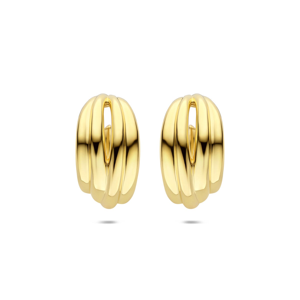 Pendientes de aro dorados con un diseño elegante y ondulado.