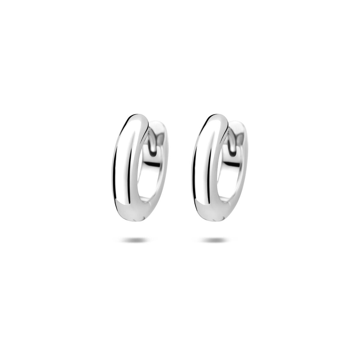 Pendientes de aro plateados con acabado refinado y diseño atemporal.