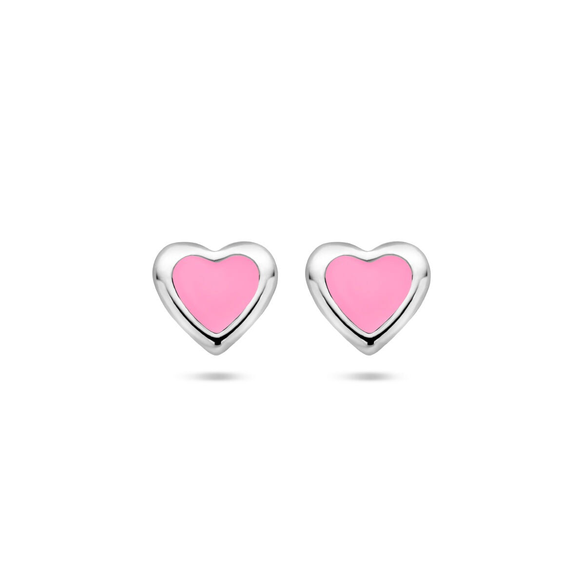 Pendientes de corazón plateados con esmalte rosa.