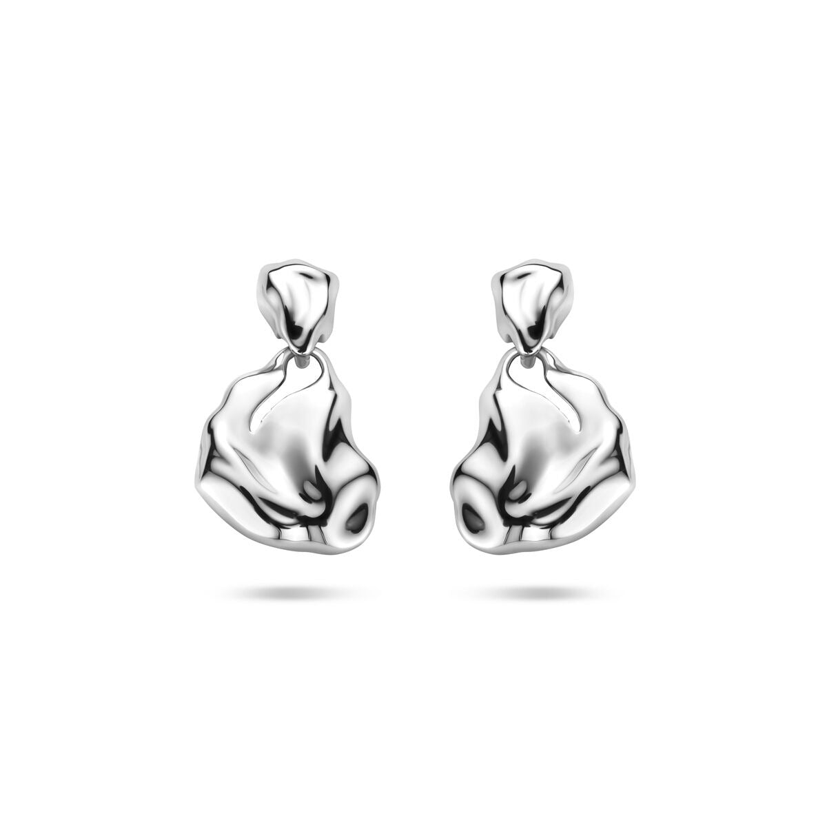 Pendientes de plata rodiada con forma orgánica y acabado pulido brillante.