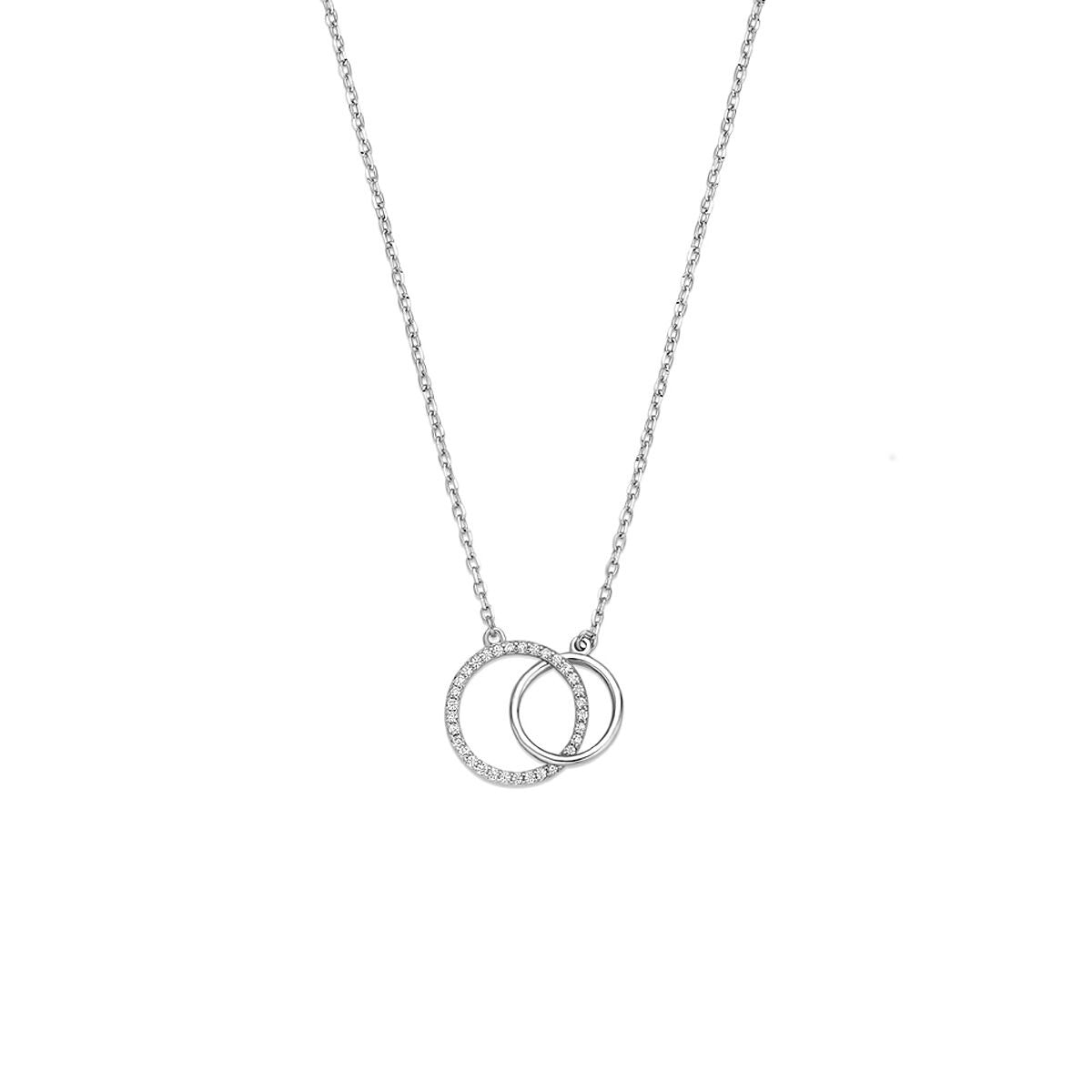 Collar de plata con circonitas, cadena fina y dos aros entrelazados.