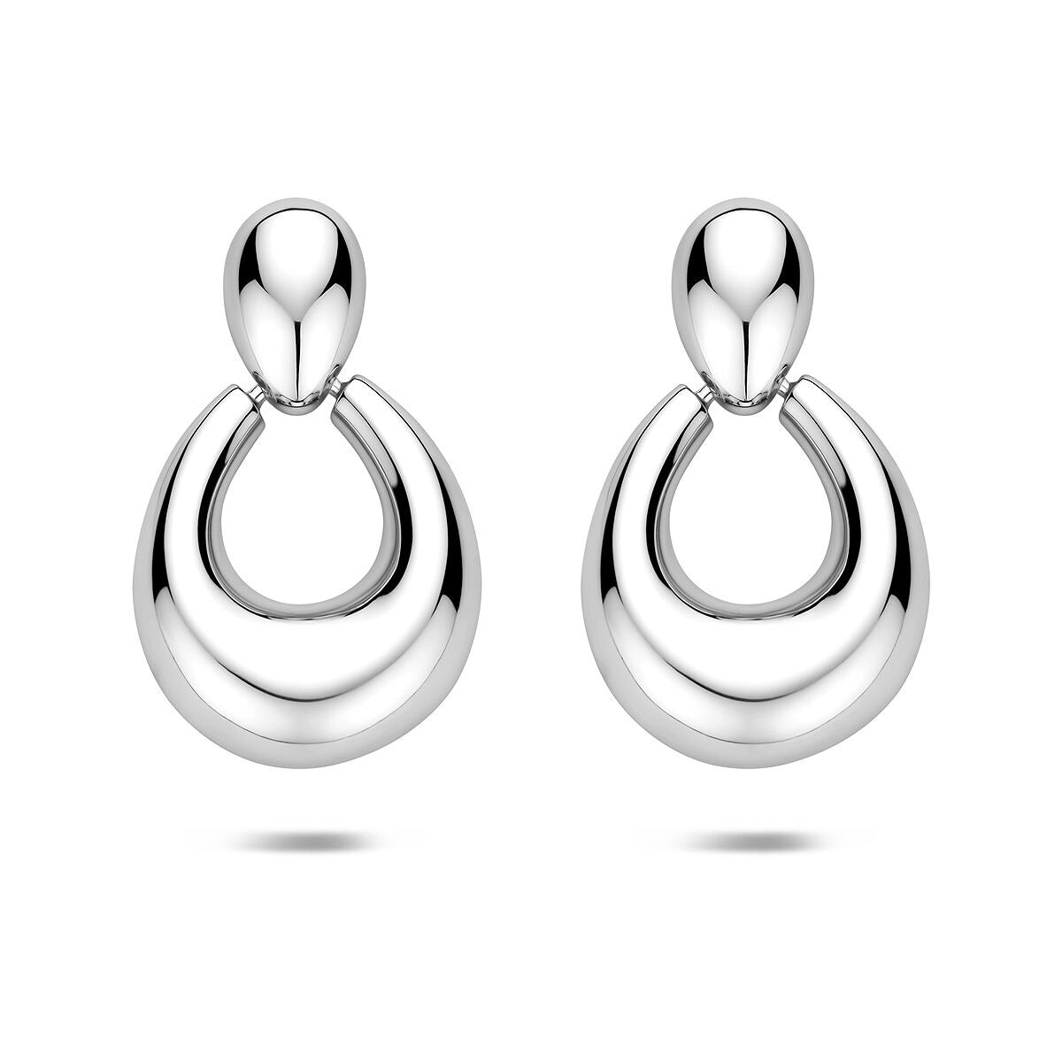 Pendientes largos de plata rodiada con un diseño elegante y líneas refinadas.