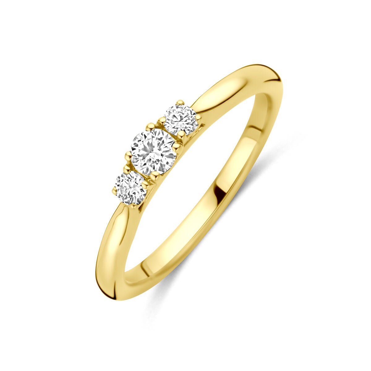 Anillo de oro amarillo de 14k con tres diamantes lab-grown de 0.26 ct en un diseño clásico.