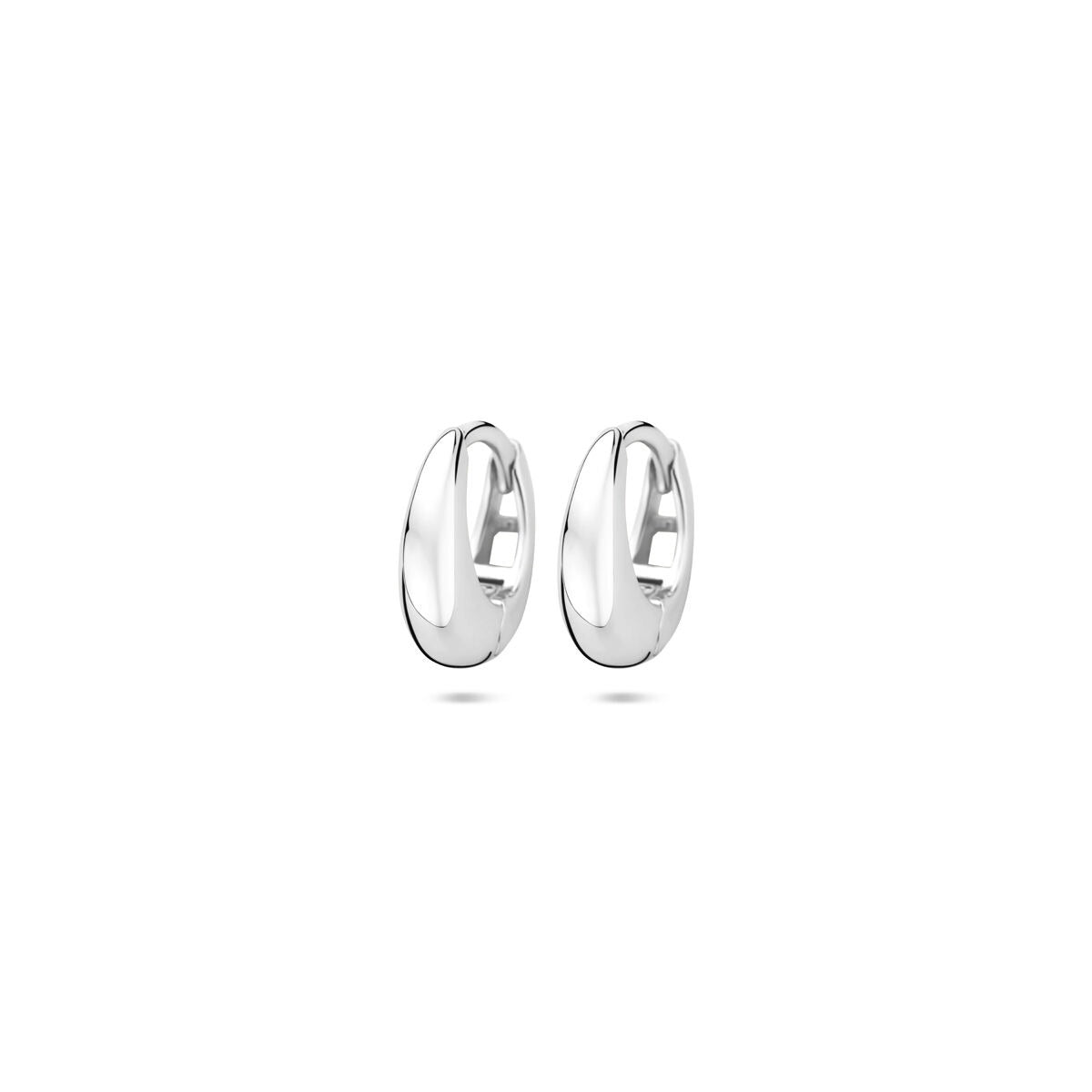 Pendientes de aro de plata 925 con acabado rodiado, de forma ovalada y diseño clásico.