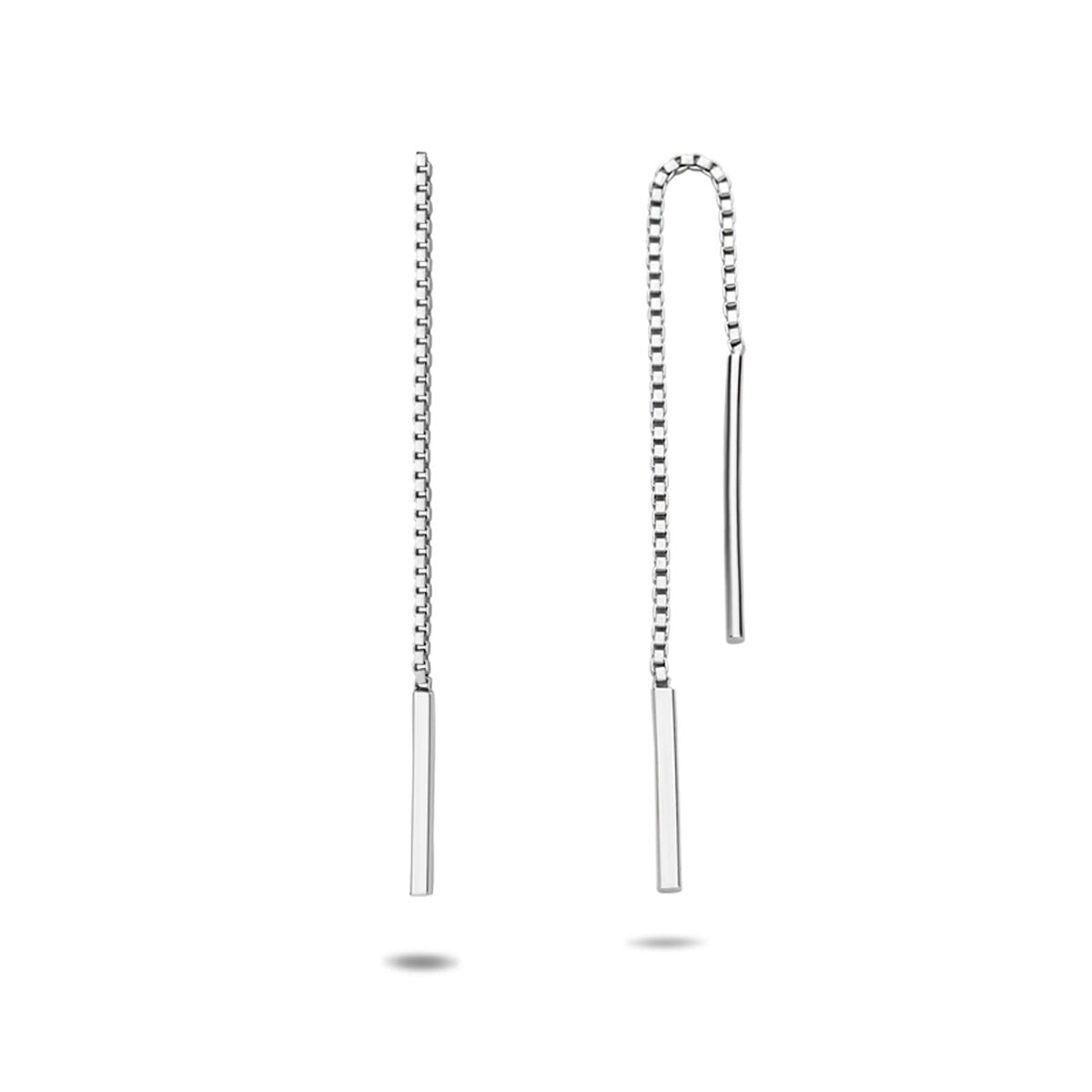 Pendientes largos de plata con barras delgadas.