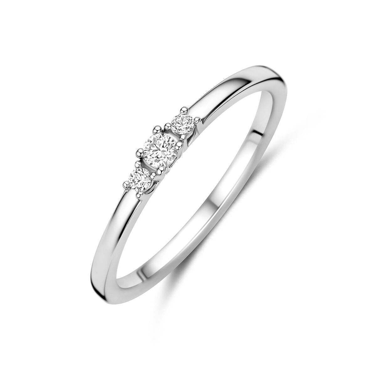 Anillo de plata 925 rodiada con circonitas, diseño delgado y detalle central brillante.