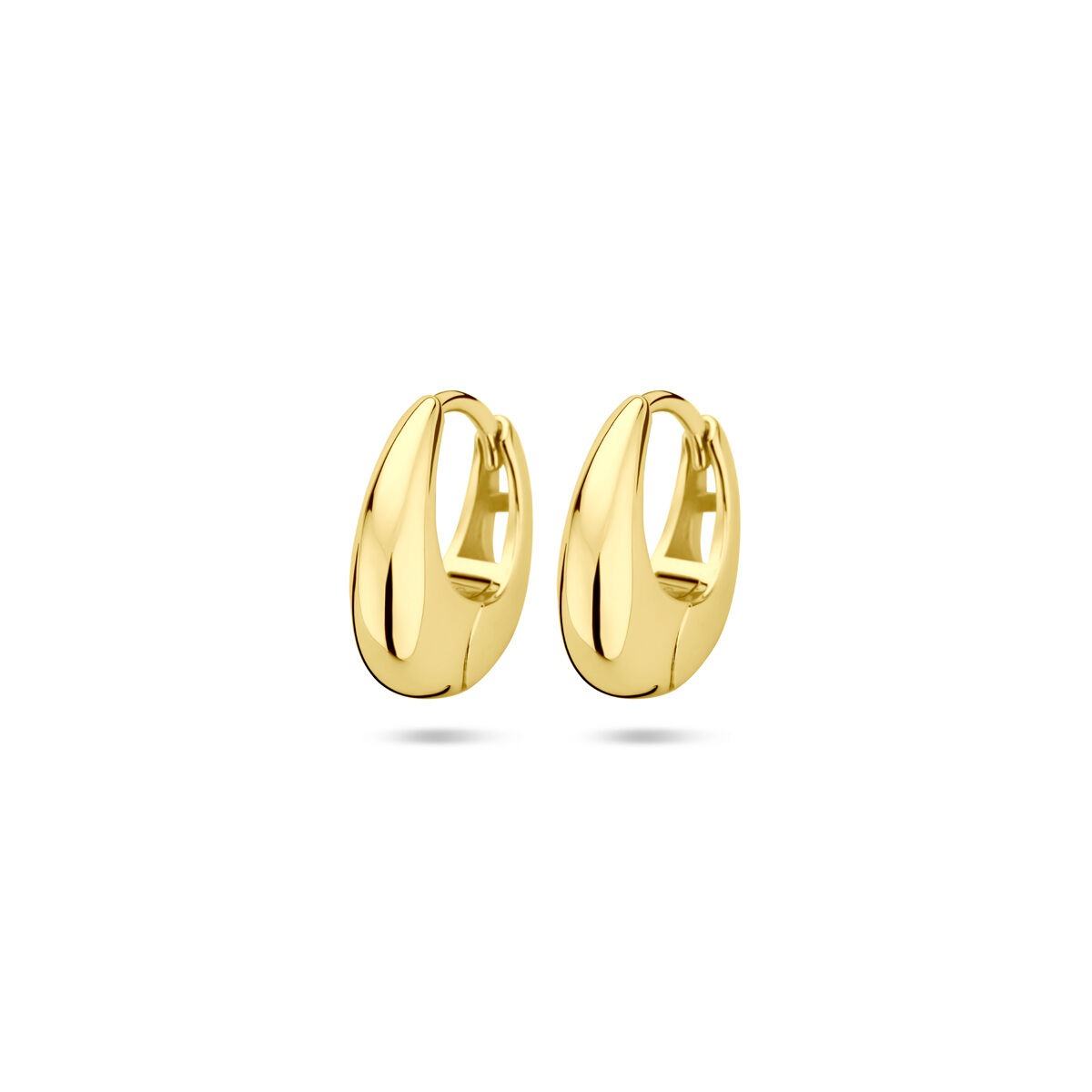 Pendientes de aro dorados con un diseño ovalado y un acabado brillante, miden 13.5 x 4.5 mm.